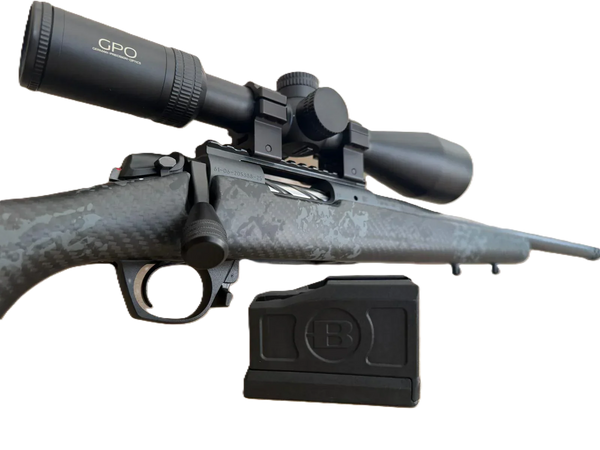 Bergara Präzisionsgewehr mit Zielfernrohr und Magazin, graues Carbon-Design, Seitenansicht