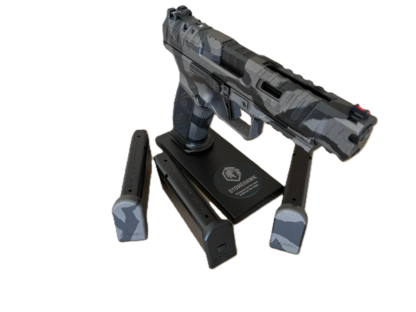 Canik SFX Rival Pistole in Tarnoptik mit drei Magazinen und Stonehawk Display