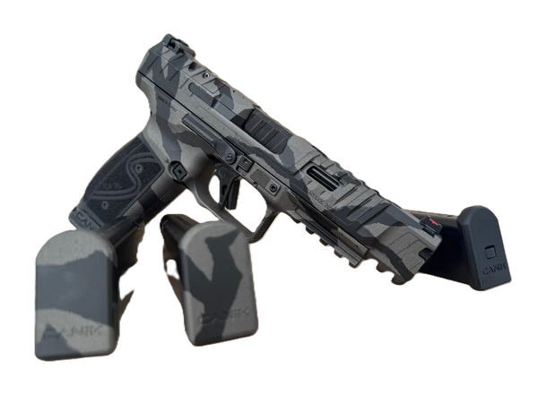 Canik SFX Rival S Pistole in Grau mit Camouflage-Muster auf Magazin, seitliche Ansicht