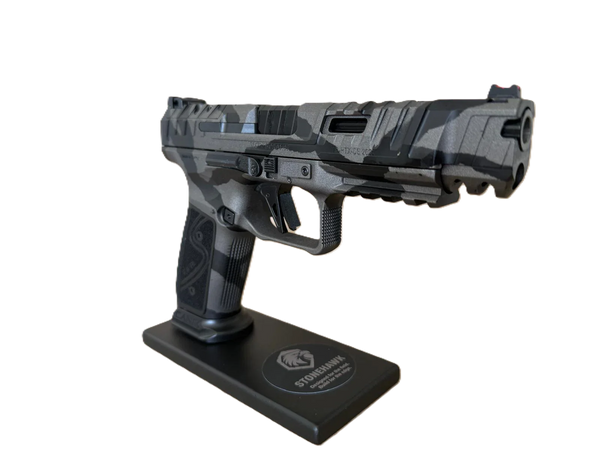 Canik SFX Rival S2 halbautomatische Pistole in Schwarz-Grau auf Stonehawk Präsentationsständer