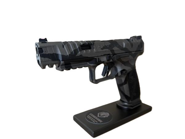 Canik SFX Rival S3 Pistole in Schwarz-Grau mit Camo-Design auf Präsentationsständer