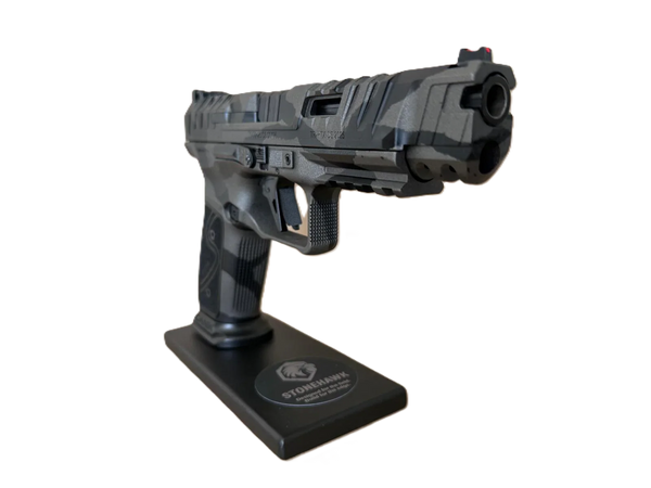 Canik SFX Rival S4 Pistole in Schwarz auf Präsentationsständer mit Stonehawk-Logo