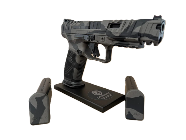 Canik SFX Rival S5 Pistole in Tarnoptik mit zwei Magazinen auf Präsentationsständer