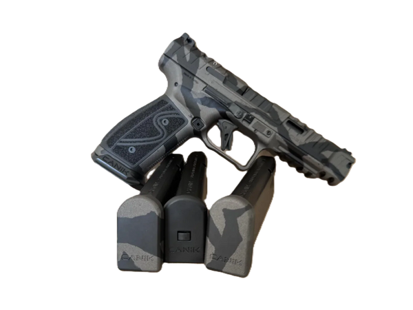 Canik SFX Rival S Pistole im Camouflage-Design mit drei Magazinen, Nahaufnahme
