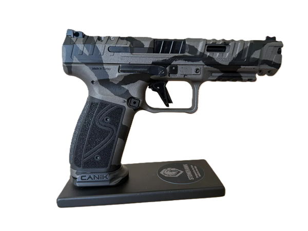 Canik SFX Rival Pistole in schwarz-grauer Optik auf Präsentationsständer, Sportwaffen Design