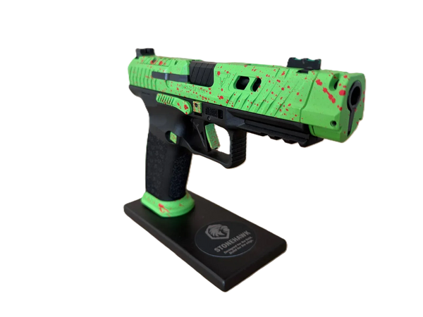 Canik TTI Custom Pistole in Grün mit roten Akzenten auf Präsentationsständer