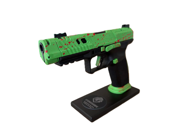 Canik TT I Custom Pistole mit grünem Schlitten und roten Akzenten auf Präsentationsständer