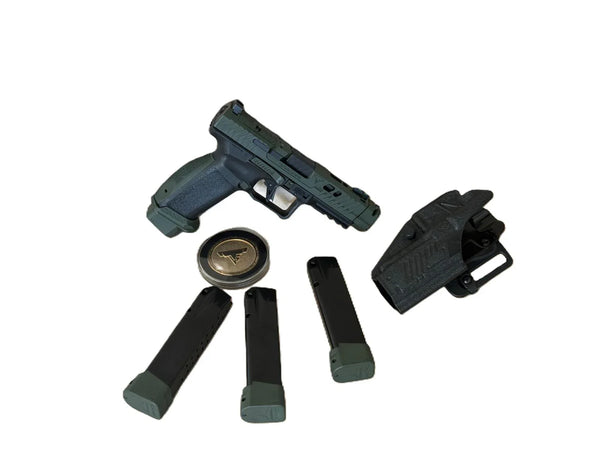 Canik Pistole in OD Green mit drei Magazinen, Holster und Abzeichen, auf weißem Hintergrund