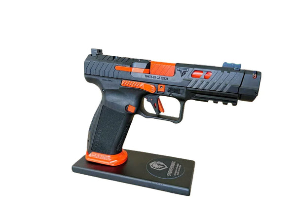Canik TT I Custom Pistole in Schwarz-Orange auf Präsentationsständer, Detailansicht