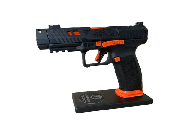 Canik TTI Custom Pistole schwarz orange, mit markanten Akzenten auf schwarzem Ständer