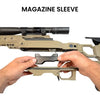 Taktisches Gewehr mit Magazinaufnahme und Magazin-Sleeve in Nahaufnahme, Hände montieren Zubehör