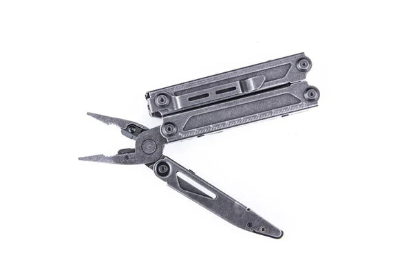 NEXTORCH MT10 Multifunktionswerkzeug Multitool schwarz aus Edelstahl, geöffnet, auf weißem Hintergrund