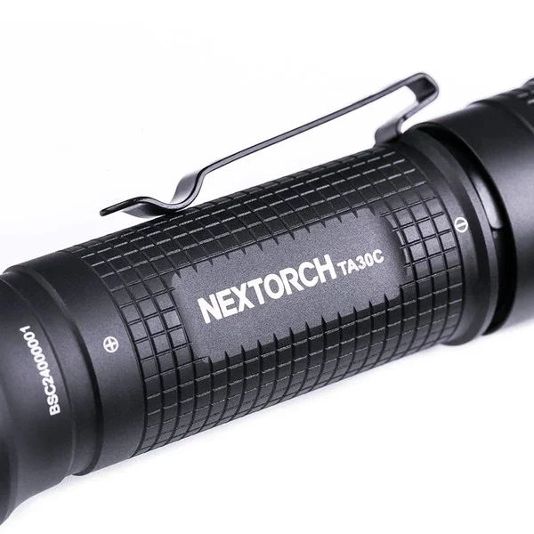 NEXTORCH TA30C taktische LED-Taschenlampe mit Clip, griffigem Gehäuse und Gravur