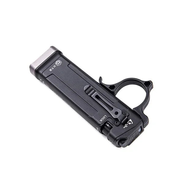 Schwarzer Magazinhalter mit Clip und Sicherungsfunktion, seitlich liegend auf weißem Hintergrund.