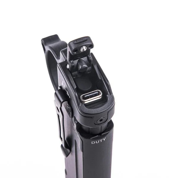 Detailansicht NEXTORCH LED-Taschenlampe mit offenem USB-C Ladeanschluss, schwarze Ausführung