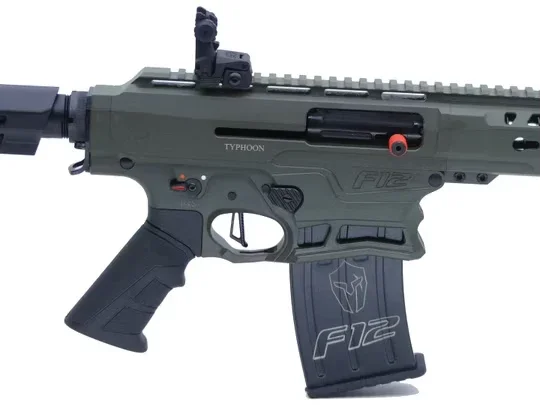Typhoon F12 Classic Selbstladeflinte in OD Green mit Magazin, Sportschützen Design
