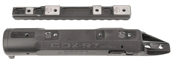 CDX-R7 Systemkomponenten aus Metall, Detailaufnahme mit Gravuren, taktische Ausrüstung