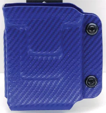 Blaues Kydex-Holster mit Carbon-Muster, stabile Befestigungsschrauben seitlich sichtbar