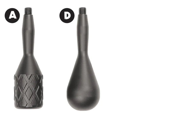 Zwei verschiedene Bolt Knobs für Repetierer, Modell A mit Riffelung, Modell D glatt, Nahaufnahme.