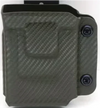Grünes Carbon-Holster mit strukturierter Oberfläche und zwei schwarzen Schrauben