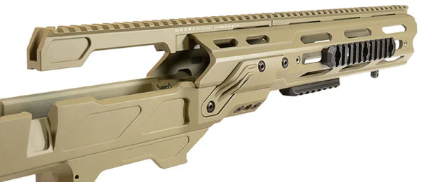 Taktisches hochwertiges Chassis-System aus Metall in Sandfarbe mit Montageschiene