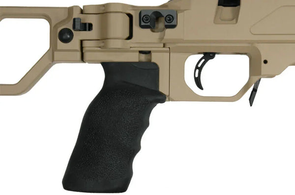 Taktischer schwarzer Pistolengriff an beige Gewehrchassis, Abzugsbügel sichtbar