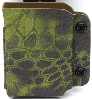 Kryptek Camouflage Holster mit grün-braunem Tarnmuster und zwei Befestigungsschrauben