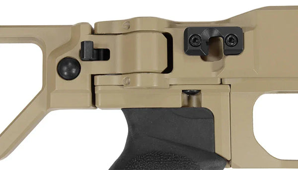 Detailansicht eines taktischen Faltmechanismus mit Verschluss, beige, schwarzer Griff