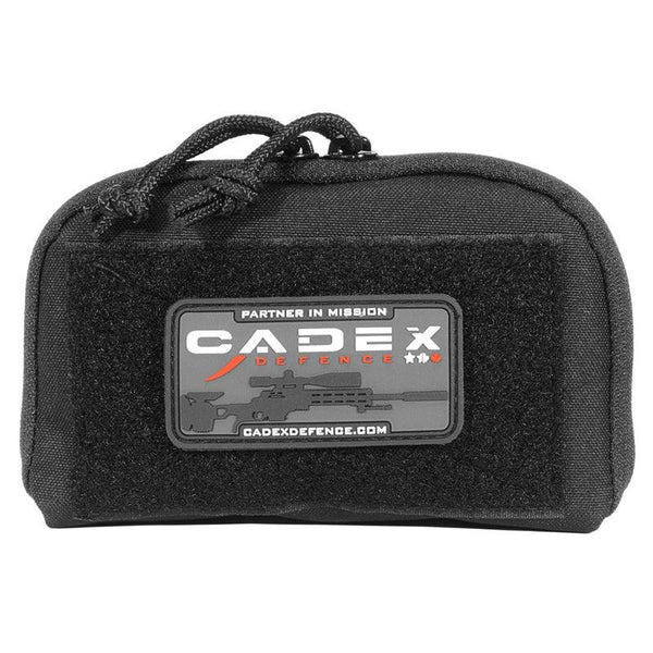 Kompakte schwarze Tasche mit Reißverschluss und Cadex Defence Patch auf der Vorderseite.