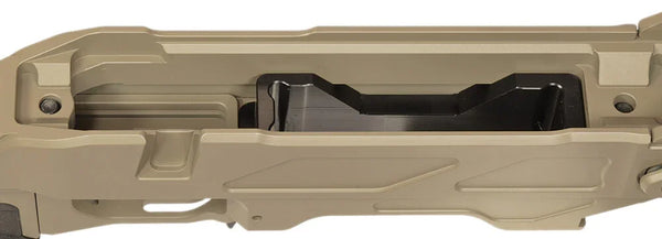 Detailaufnahme eines V-förmigen Magazinschachts in einem taktischen Chassis, beige Farbton