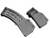 Zwei schwarze Magazintaschen mit Magazinen für Sportschützen, robustes Polymerdesign