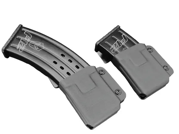 Zwei schwarze Magazintaschen mit Magazinen für Sportschützen, robustes Polymerdesign