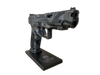 Canik SFX Rival S4 Pistole in Schwarz auf Präsentationsständer mit Stonehawk-Logo