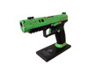 Canik TT I Custom Pistole mit grünem Schlitten und roten Akzenten auf Präsentationsständer
