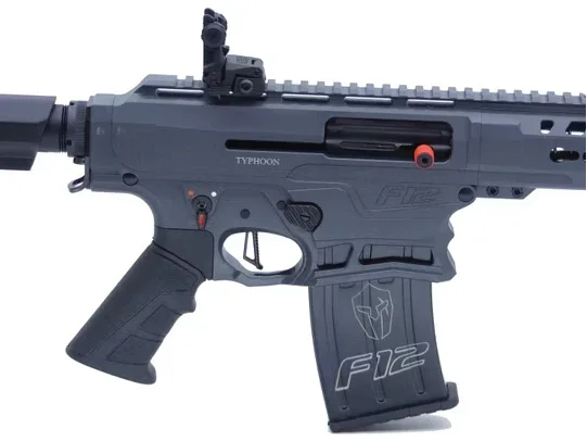SLF Typhoon F12 Classic Grey IPSC Selbstladeflinte mit taktischem Magazin und Griff