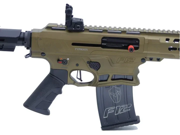 Typhoon F12 Classic Bronze IPSC Selbstladeflinte Detailansicht, ergonomischer Griff, Magazin