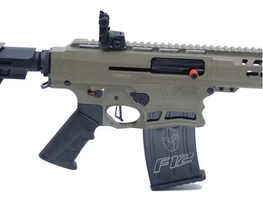 Typhoon F12 Classic FDE halbautomatische Wettkampfflinte mit Magazin, IPSC-Design, Detailansicht