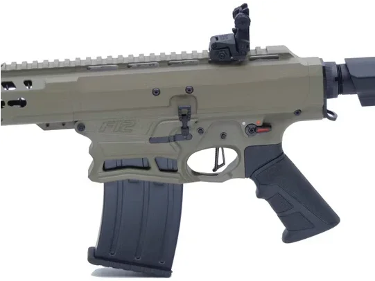 Typhoon F12 Classic FDE IPSC Sportschützen Selbstladeflinte, Detailansicht mit Magazin