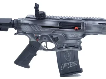 Typhoon F12 Classic halbautomatisches Gewehr mit schwarzem Magazinsystem und DCI IPSC Design