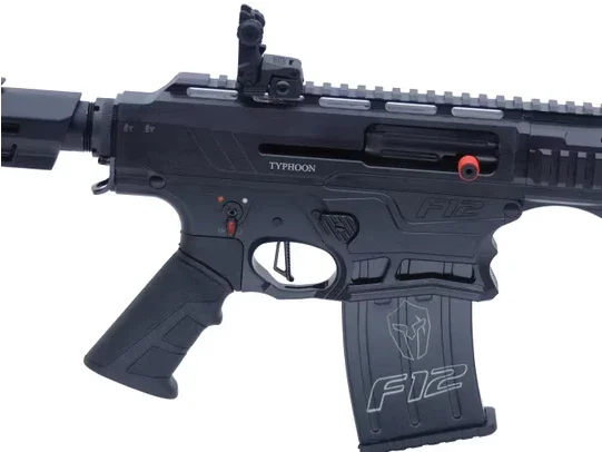 Typhoon F12 Maxi Black IPSC Halbautomatische Sportflinte mit Magazin, ergonomischem Griff und Visierung, Seitenansicht.