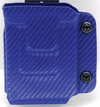 Blaues Kydex-Holster mit Carbon-Muster, stabile Befestigungsschrauben seitlich sichtbar
